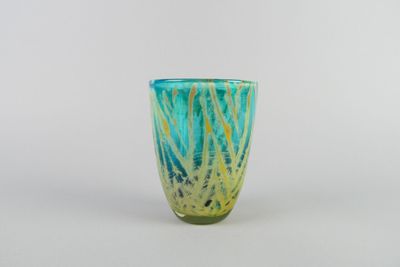 MDINA GLASS (Valetta, Malte). Vase en verre. Signé sous la b…