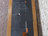 une table en bois ornée d'un motif noir et orange