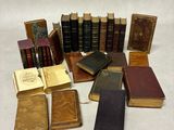 un grand nombre de livres posés sur une table