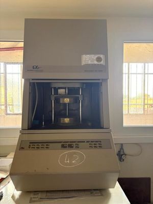 une machine posée sur un comptoir dans une pièce