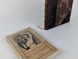 deux livres posés l'un à côté de l'autre sur une surface blanche