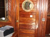 une pièce avec une porte en bois et un miroir accroché au mur