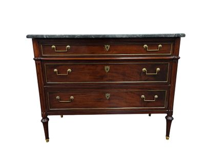 une image d'une commode en bois avec un plateau en marbre