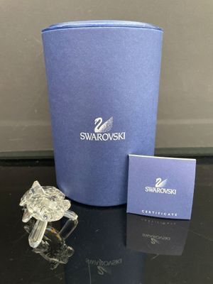 Figurine en cristal Swarovski, présentée dans un coffret cadeau bleu