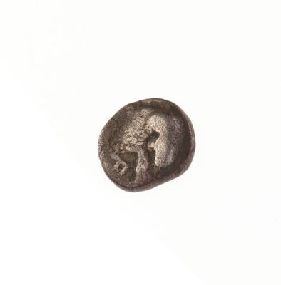 l'image d'une pièce de monnaie posée sur une surface blanche