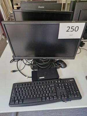 un clavier et un écran posés sur un bureau, avec une étiquette de prix