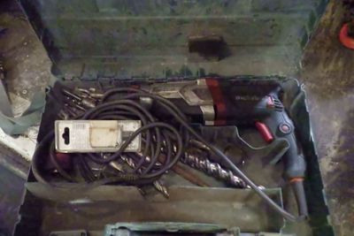 une boîte à outils avec un tas d'outils à l'intérieur