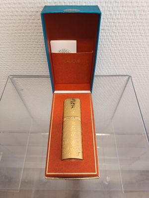 une boîte contenant un briquet, posée sur une table