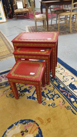 Suite de 3 tables gigognes. H 51 L 48 l 30 cm