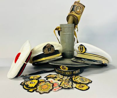 un grand nombre de chapeaux posés sur une table