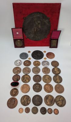 un lot de pièces de monnaie posées sur une table