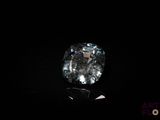 gros plan d'un diamant bleu sur une surface noire