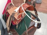 une pile de selles et des selles exposées dans un magasin