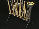 un porte-revues sur lequel sont posées des nouilles spaghetti