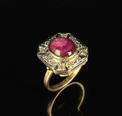Bague en or jaune et blanc ornée d'un cabochon de rubis, cer…