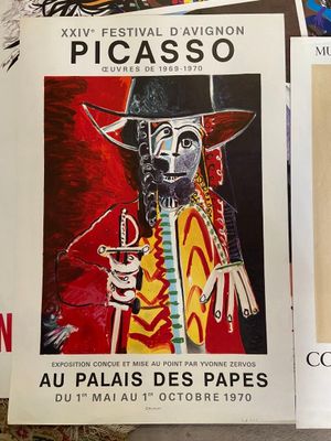 trois affiches représentant un homme coiffé d'un chapeau et une femme en robe