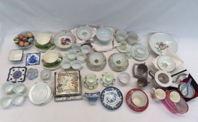 de nombreux types de plats et de bols en porcelaine sur la table