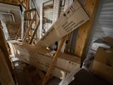 une pile de cartons posés par terre dans une pièce