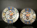 paire d'assiettes japonaises anciennes ornées de fleurs et d'oiseaux