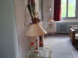 un salon avec un canapé et une table sur laquelle se trouve une lampe
