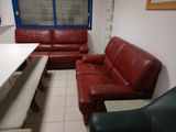 un canapé en cuir rouge et une table blanche dans une pièce