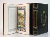 deux livres ouverts sur une surface blanche