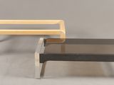 deux tables basses avec un plateau en verre et un piètement en métal