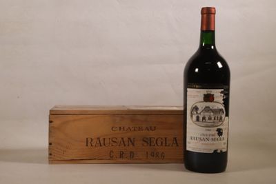 une bouteille de vin posée à côté d'une caisse en bois