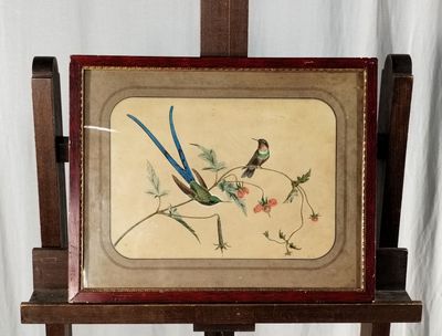 une photo d'un tableau posé sur un chevalet et représentant un oiseau