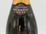 une photo d'une bouteille de champagne posée sur une table