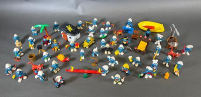 tout un tas de Schtroumpfs posés sur la table