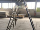 une échelle posée dans un immeuble