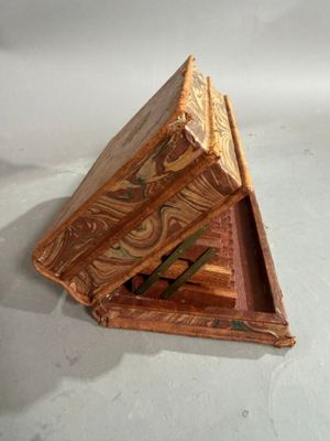 une petite boîte en bois avec un couvercle sur une surface blanche