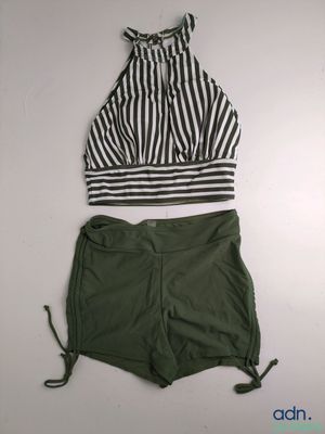 une photo montrant un haut de bikini et un short posés sur une table