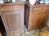 deux tables d'appoint sur lesquelles sont posés des vases