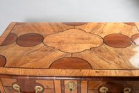 Commode en placage de frêne, poirier dans des réserves à enc… (photo 6)