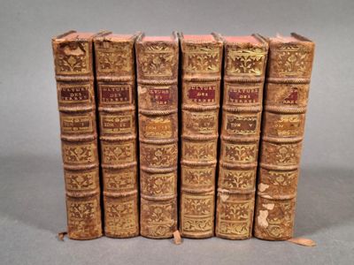 plusieurs vieux livres sont empilés sur une table