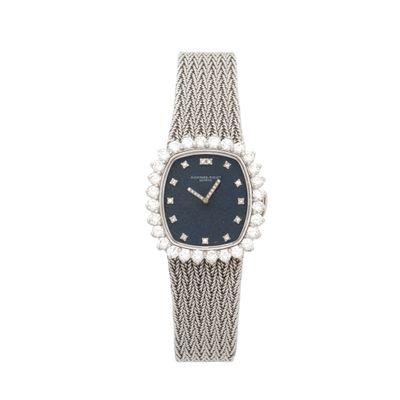 une montre pour femme avec un cadran bleu et des perles