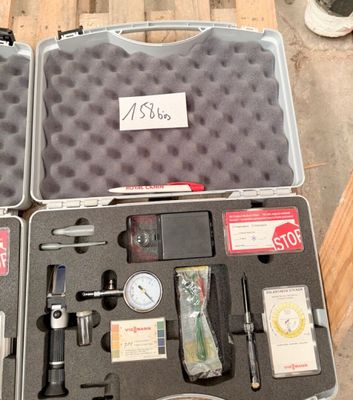 deux valises contenant des outils, posées sur une palette
