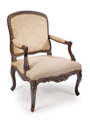 FAUTEUIL en bois mouluré et sculpté à patine sombre, le dossier à la R - Photo 1