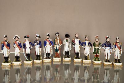 sept figurines représentant des hommes en uniforme militaire