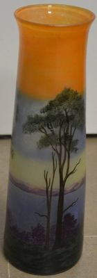 un vase sur lequel figure l'image d'un arbre