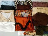de nombreux types de vêtements différents disposés sur une table