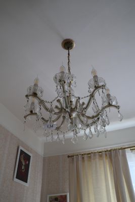 un lustre suspendu au plafond d'une pièce