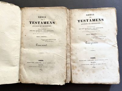 un vieux livre ouvert sur une page de texte, posé sur une table