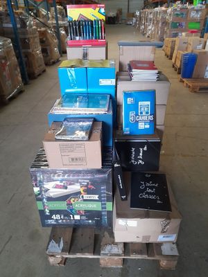 de nombreux cartons empilés les uns sur les autres dans un entrepôt