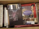 de nombreux livres empilés les uns sur les autres dans une boîte