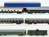 quatre wagons différents exposés dans une vitrine