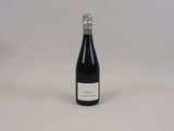une bouteille de vin posée sur une table