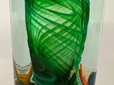 un vase en verre orné d'un motif vert